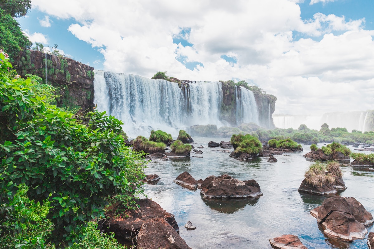 Iguazú Falls cascading with lush jungle and rocky outcrops, Argentina