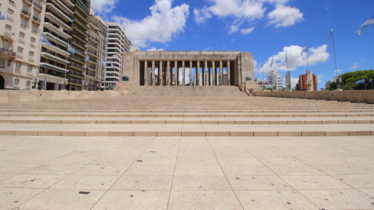 The Monumento Nacional a la Bandera plaza steps in Rosario, with Argentine flags and neoclassical colonnade